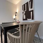 Gina - Apartmenthaus Im Zentrum Von 아파트호텔